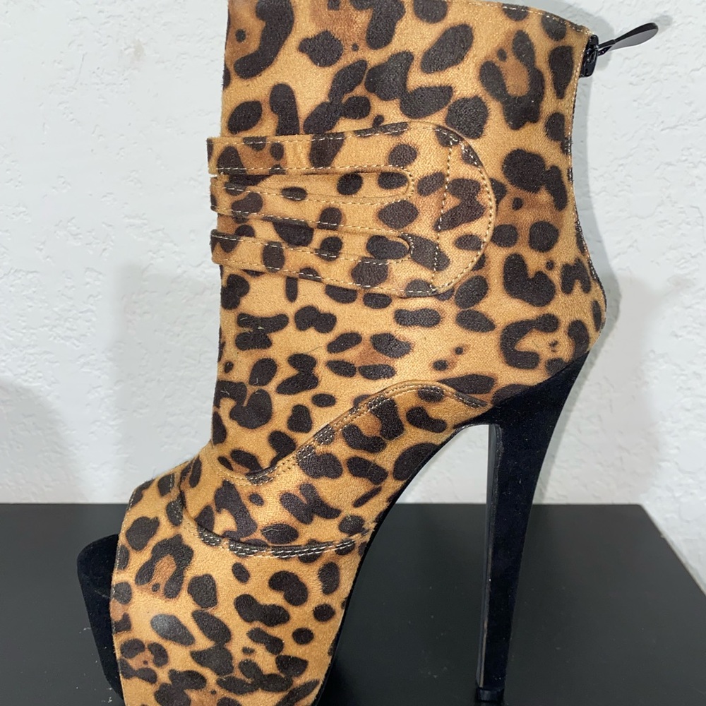 Size 7, cheetah print